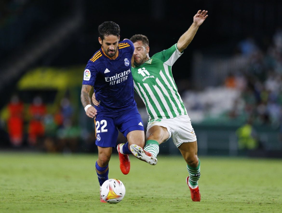 Everton lead Isco race